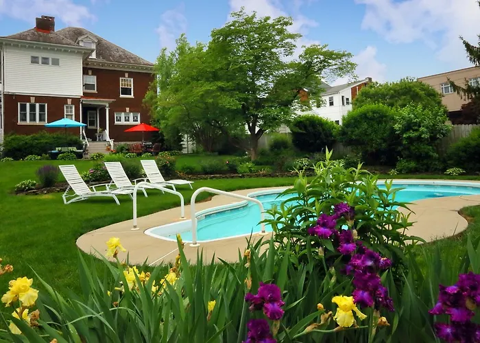 Olde Square Inn Bed And Breakfast