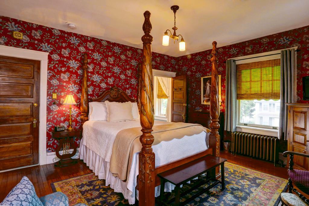 Olde Square Bed & Breakfast 2*