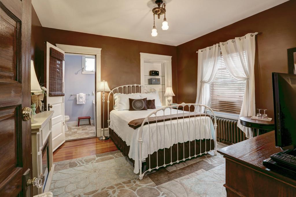 Olde Square 2*